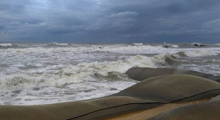 ১২ অঞ্চলে ঝোড়ো হাওয়ার আশঙ্কা, নদীবন্দরে সতর্কতা জারি